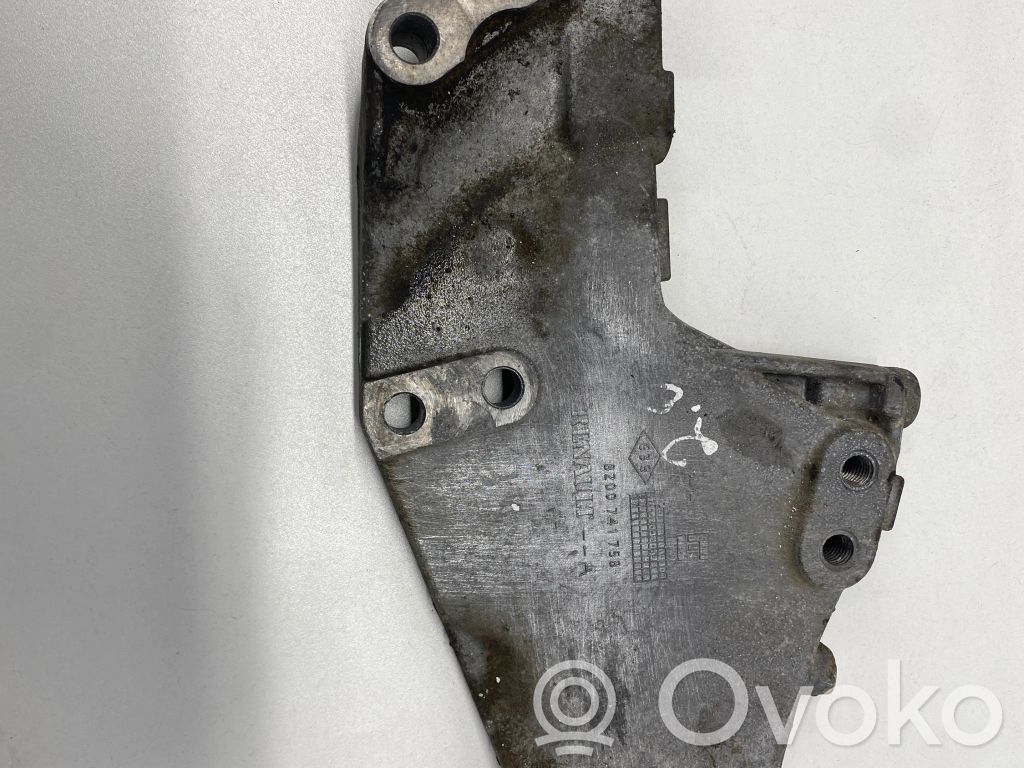 Opel Vivaro Generator/alternator bracket 