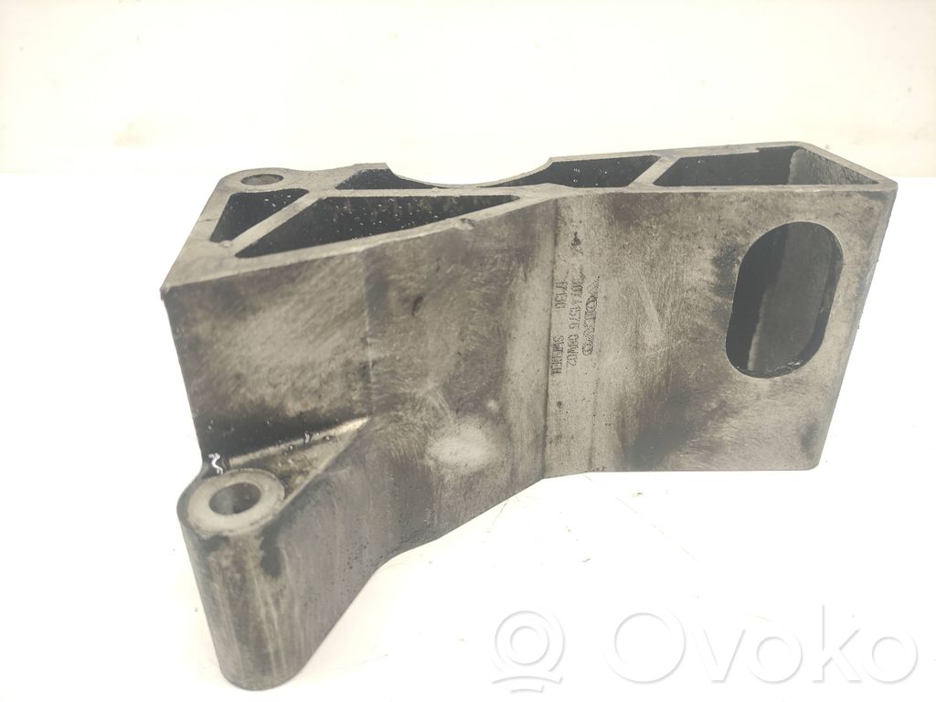 Volvo XC90 Engine mounting bracket 