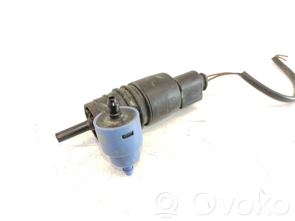 Volkswagen PASSAT B5 Windscreen/windshield washer pump 