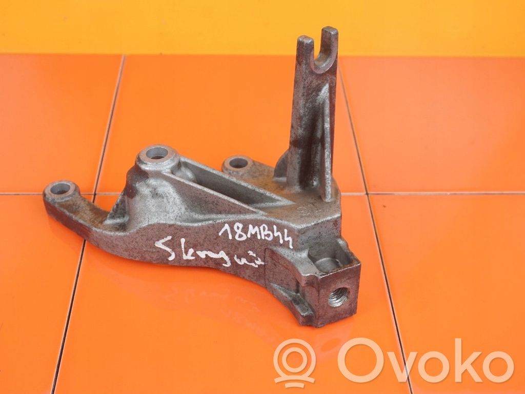 Ford Focus Łapa / Mocowanie skrzyni biegów 