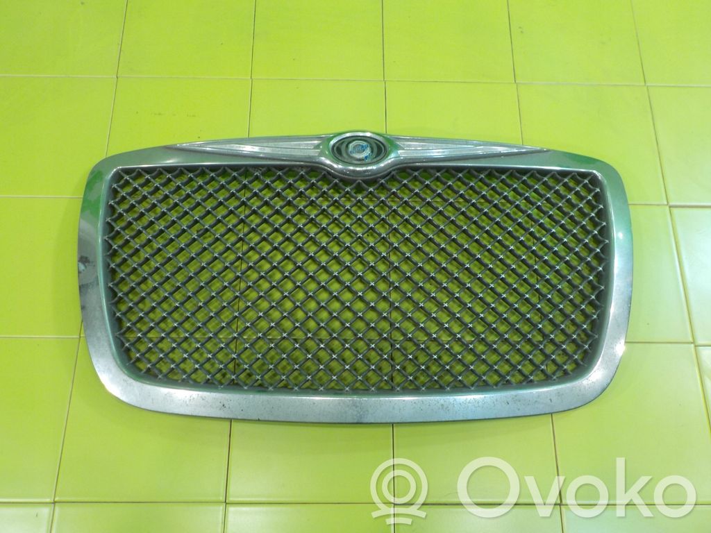 Chrysler 300 - 300C Верхняя решетка переднего бампера 
