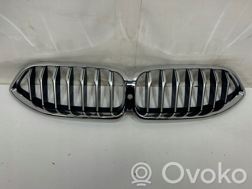 BMW 8 G14 Etupuskurin ylempi jäähdytinsäleikkö 