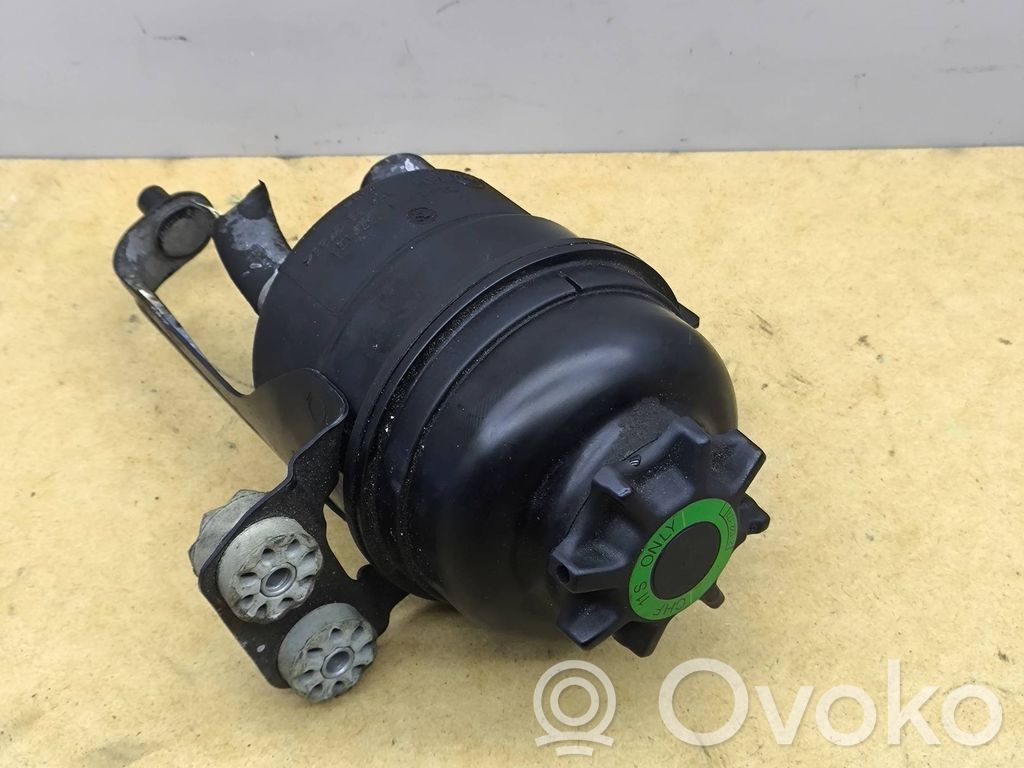 BMW 5 E60 E61 Vairo stiprintuvo skysčio bakelis 