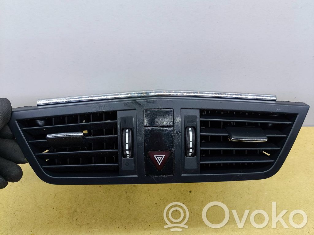 Mercedes-Benz E C207 W207 Dysze / Kratki środkowego nawiewu deski rozdzielczej 