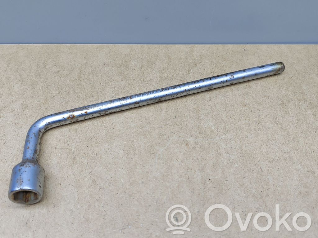 Llave de tuercas de rueda   A2215810001