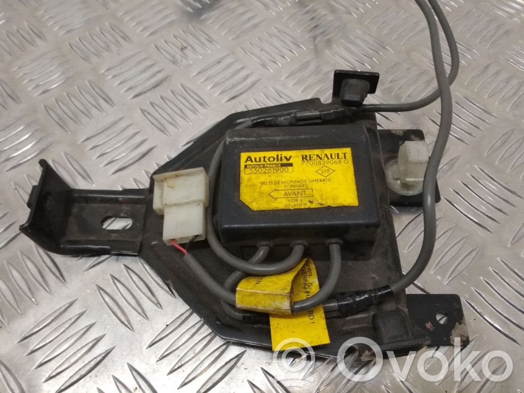 Renault Clio I Airbag control unit/module 