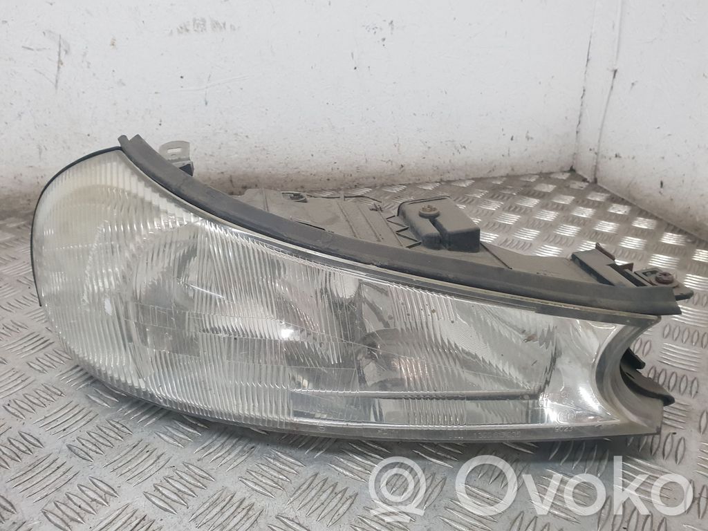 Ford Mondeo MK II Phare frontale 