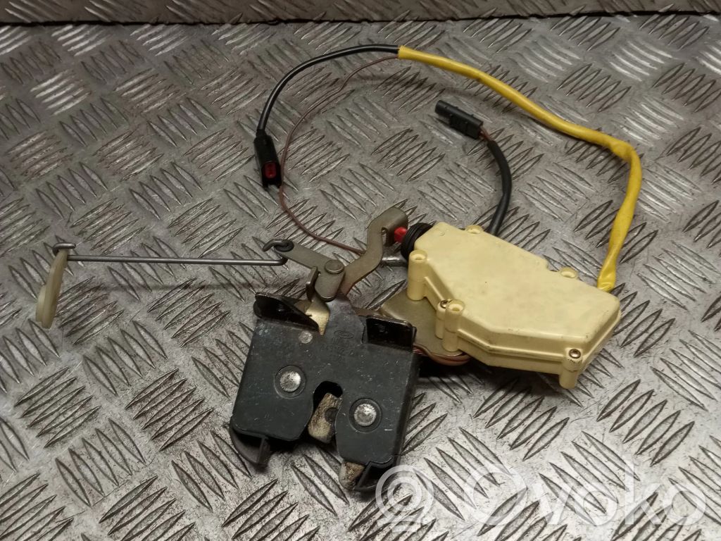 Aizmugurējā pārsega slēdzene   90GG432A98AA