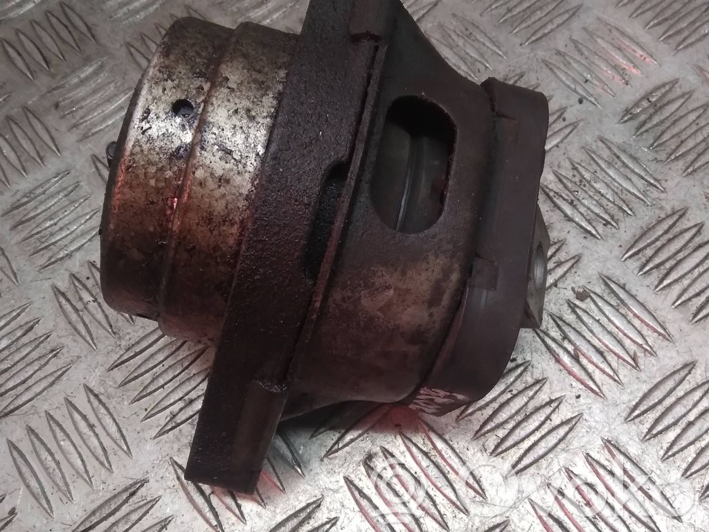 Engine mount bracket   KKB500730