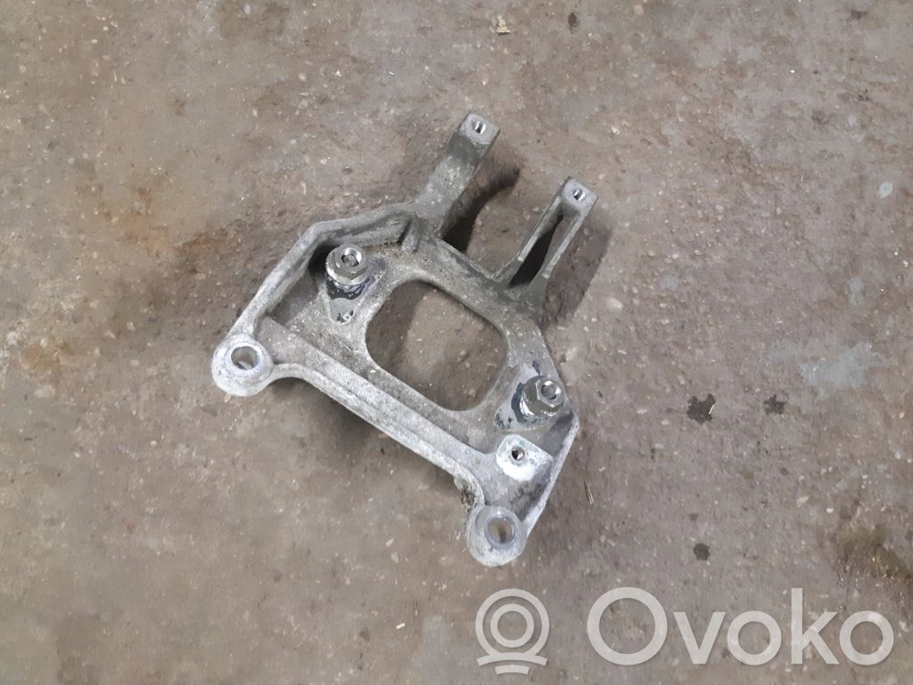 Engine mounting bracket
