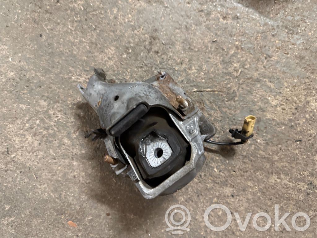 Łapa / Mocowanie silnika   8K0399059A