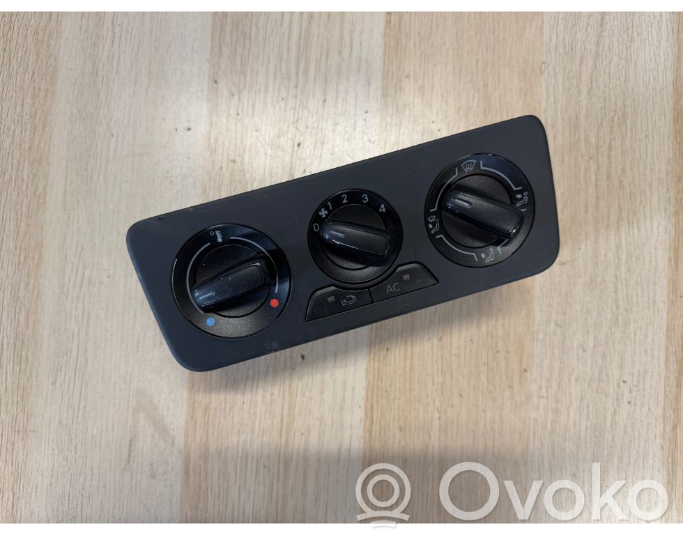 Audi A1 Climate control unit 