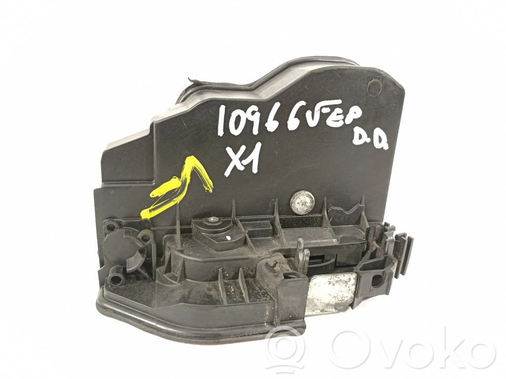 Cerradura de puerta delantera   51217229458,7229458