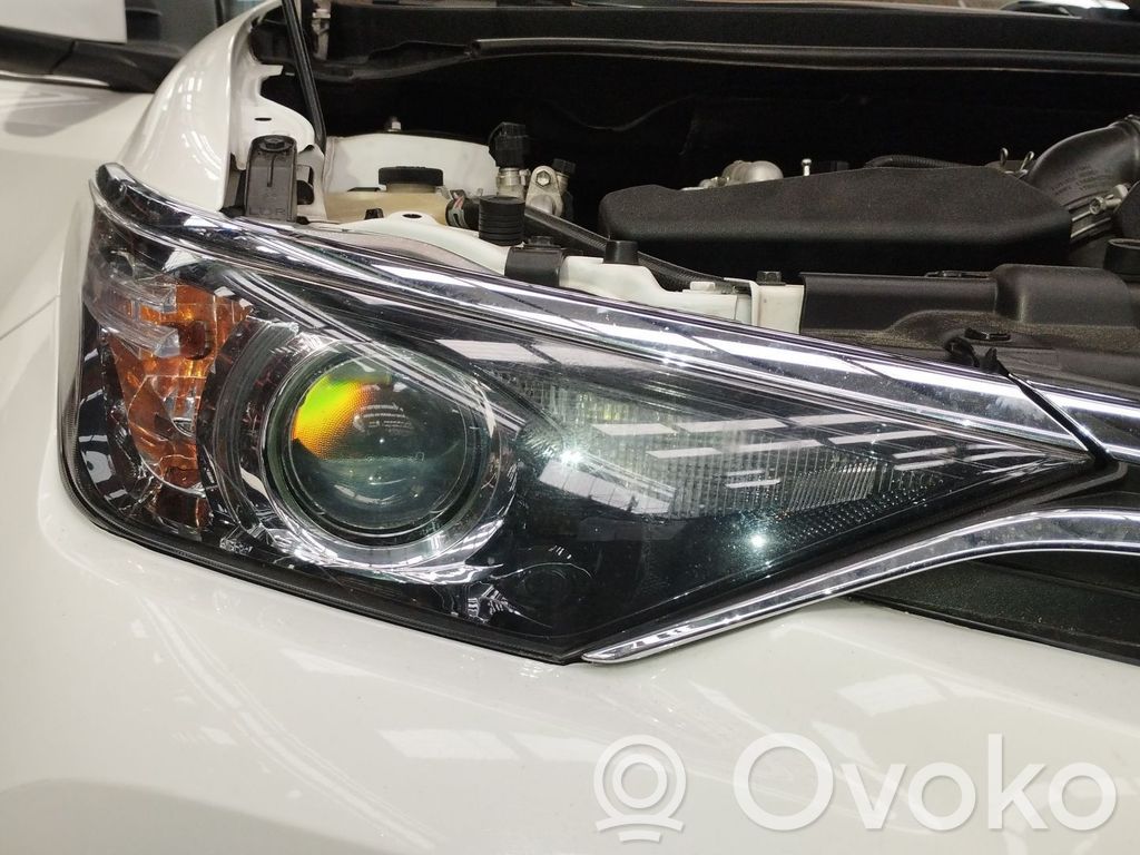 Toyota Auris E180 Lampa przednia 