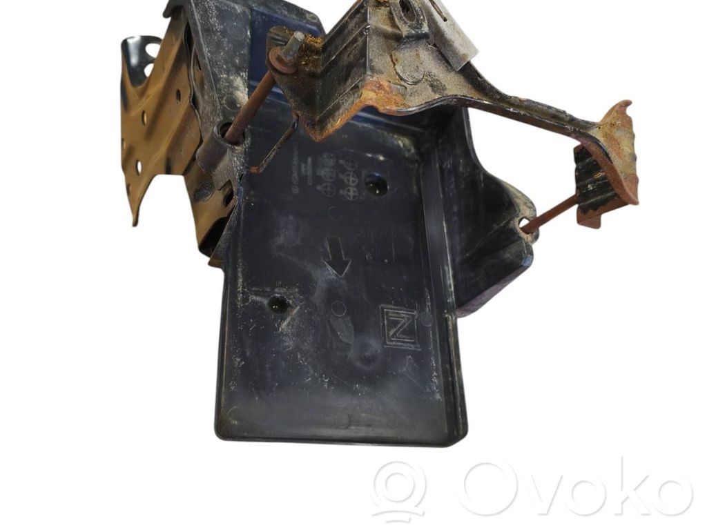 Subaru Outback (BS) Battery tray 