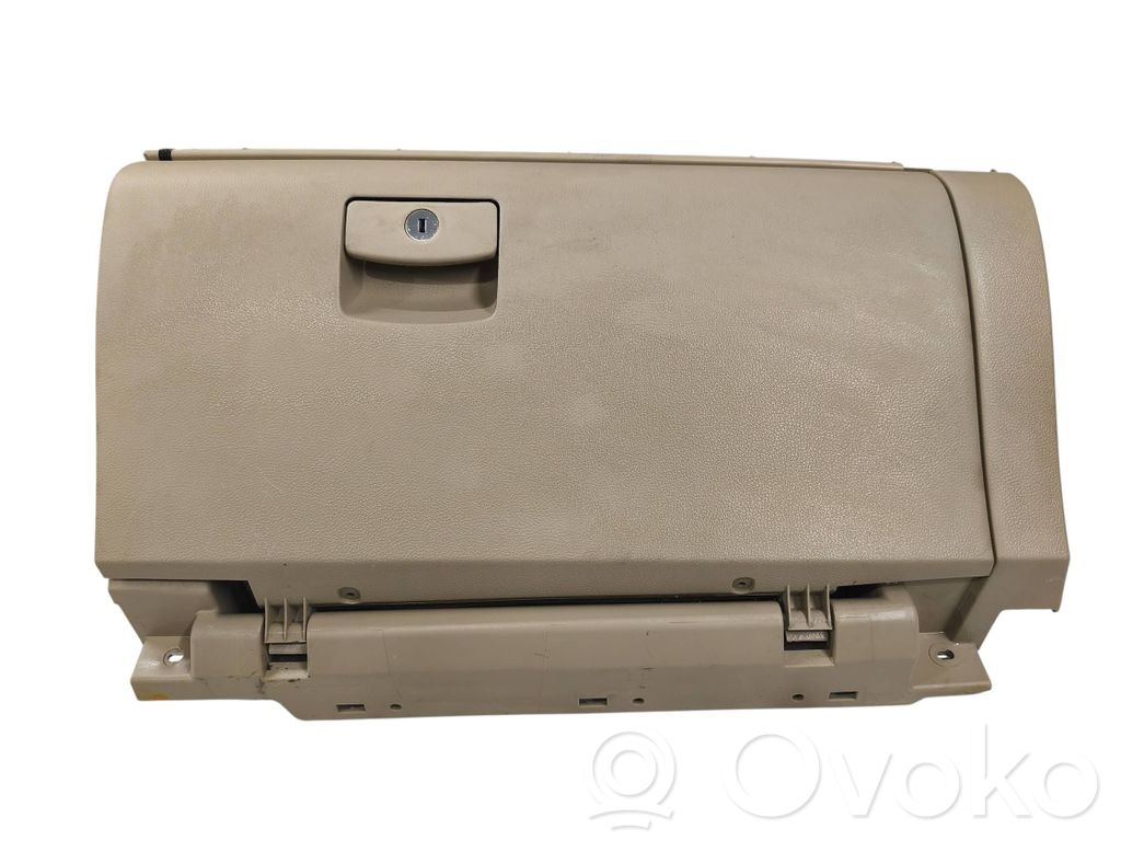 Subaru Outback (BS) Glove box 