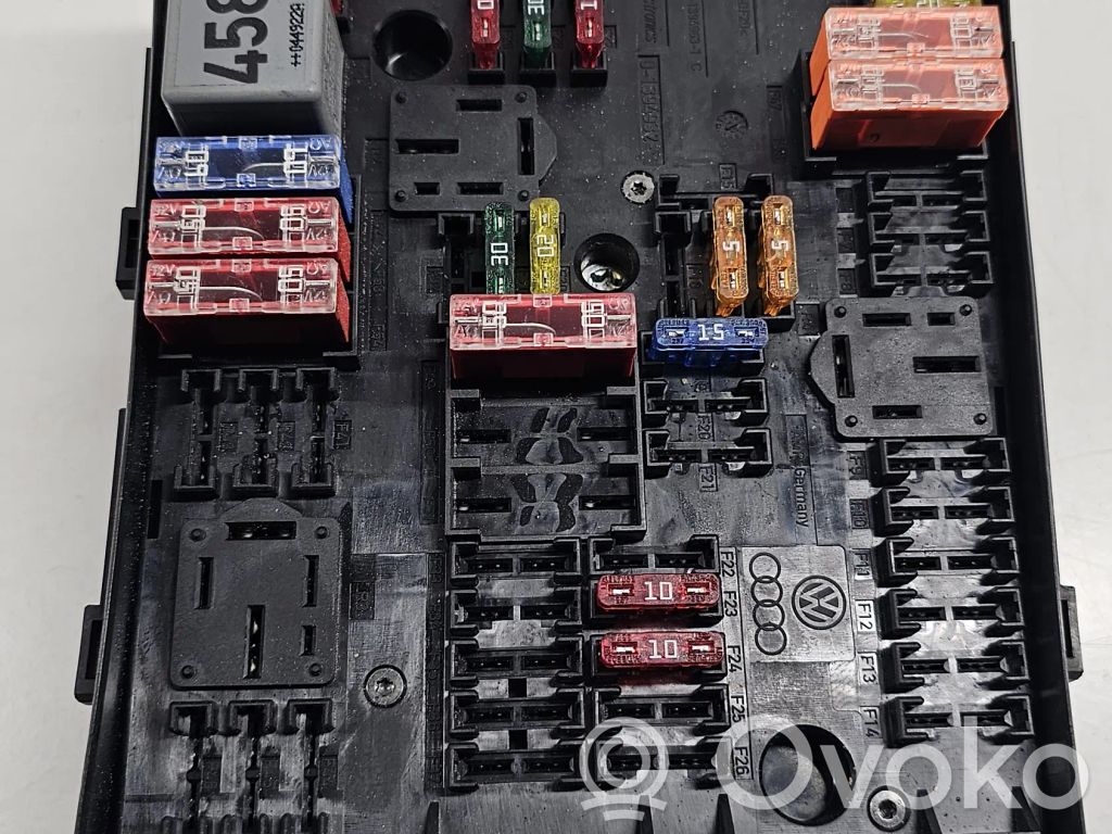 Volkswagen PASSAT B6 Fuse module 