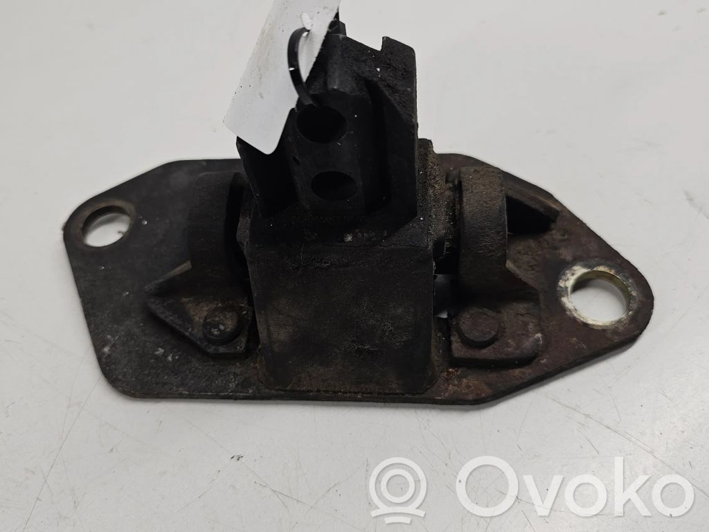 Volvo S60 Engine mount bracket 