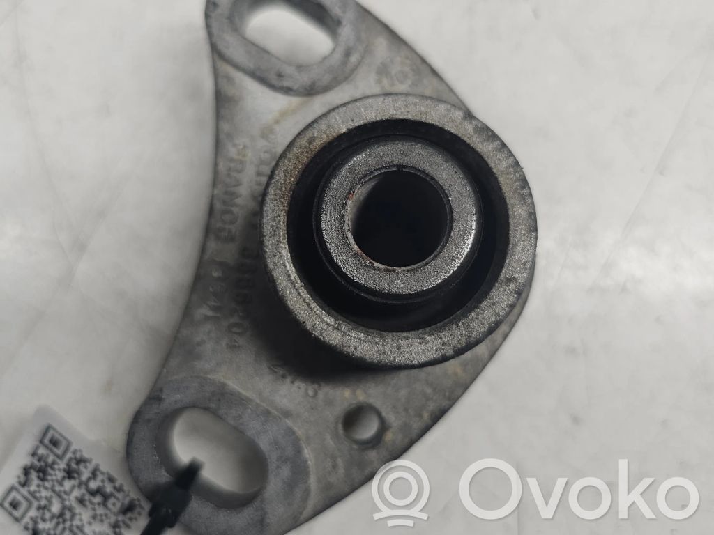 Volvo XC90 Engine mount bracket 