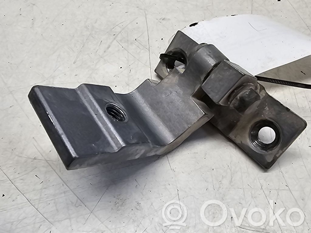 BMW 5 E60 E61 Aizmugurē apakšējā vira (eņģe) 