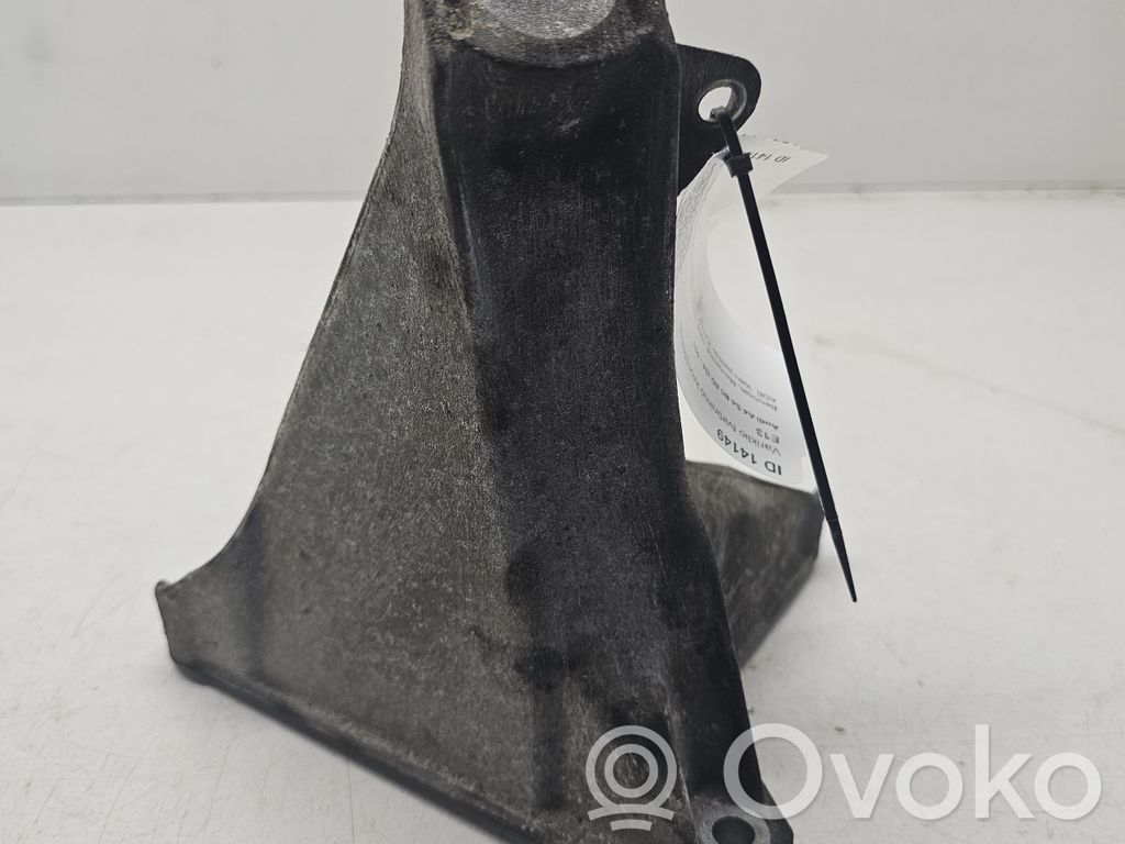 Audi A4 S4 B5 8D Engine mounting bracket 