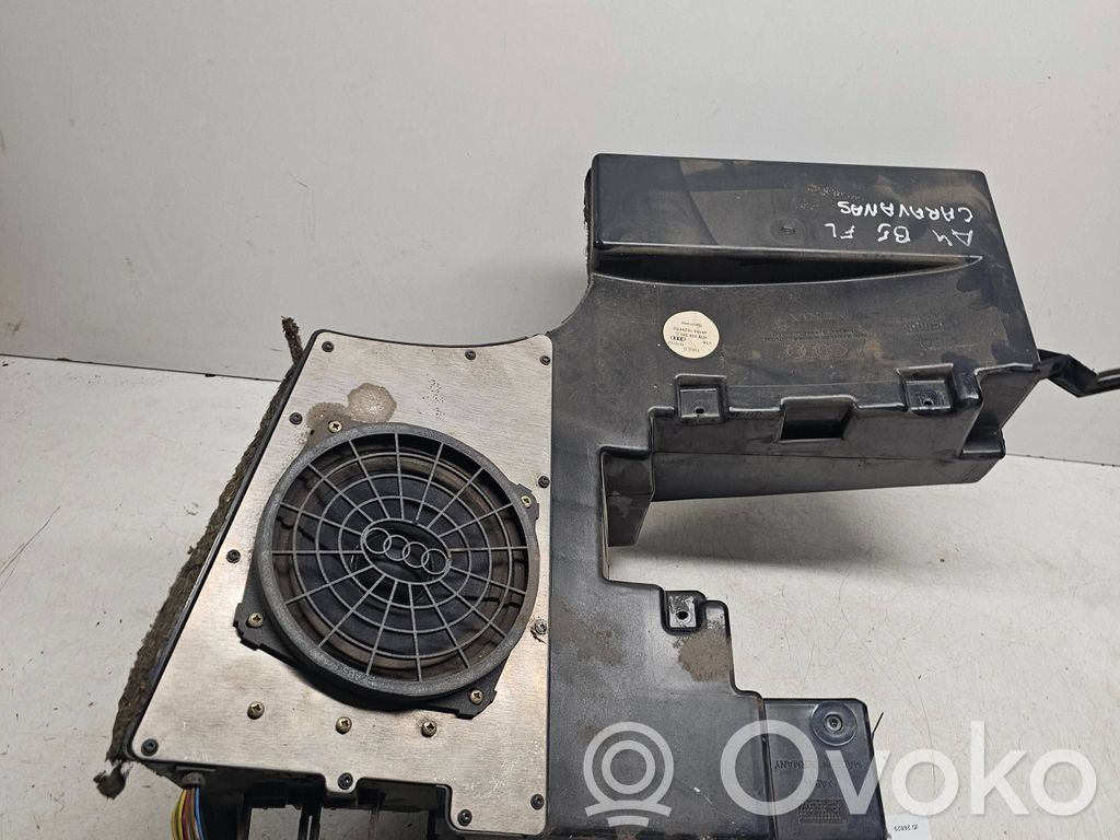 Audi A4 S4 B5 8D Altavoz subwoofer 