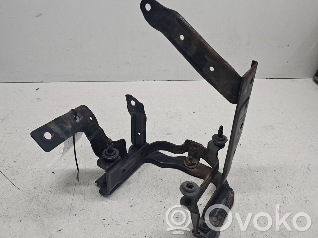 Ford Focus C-MAX Power steering pump mounting bracket 