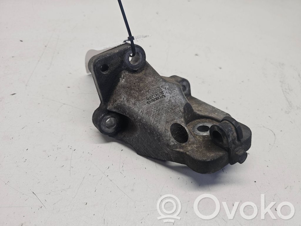 Volvo S60 Engine mounting bracket 