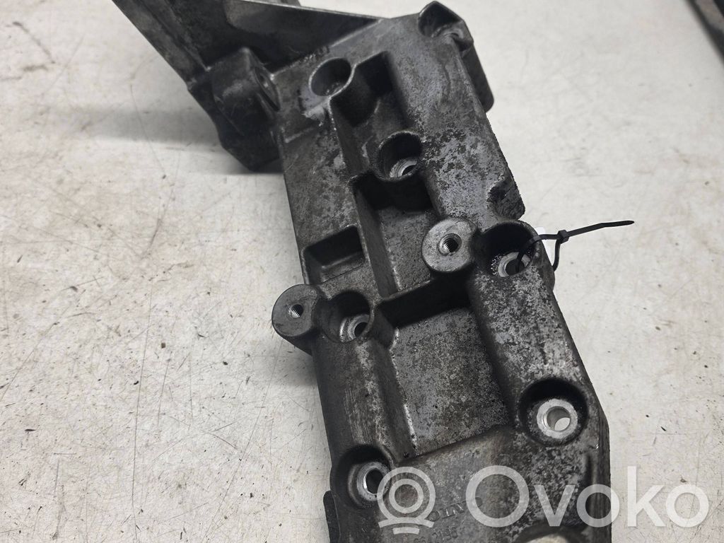 Volvo S60 Engine mounting bracket 