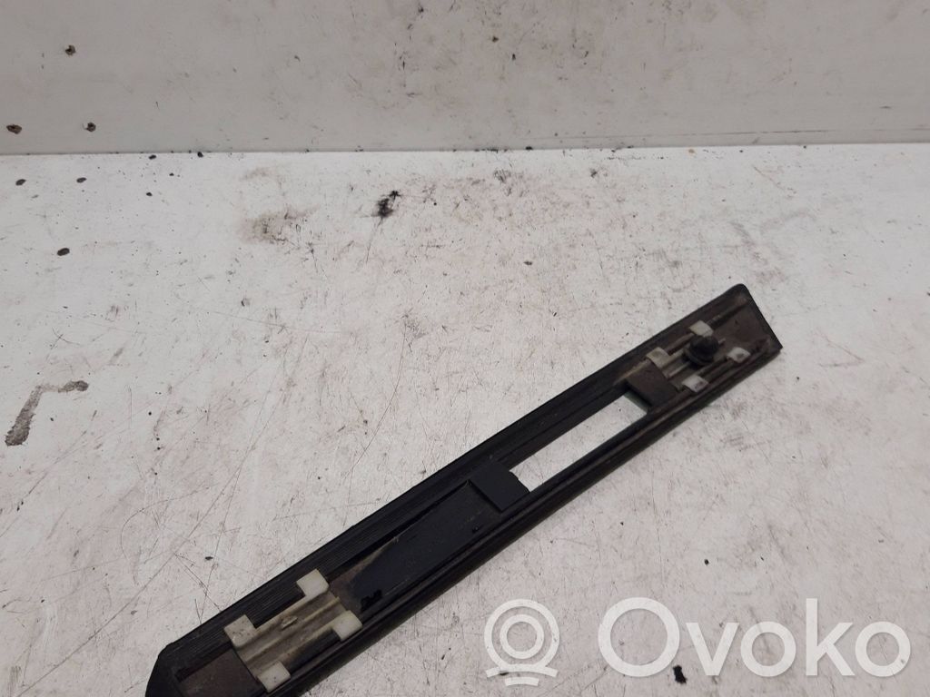 BMW 7 E38 Apdaila sparno (moldingas) 