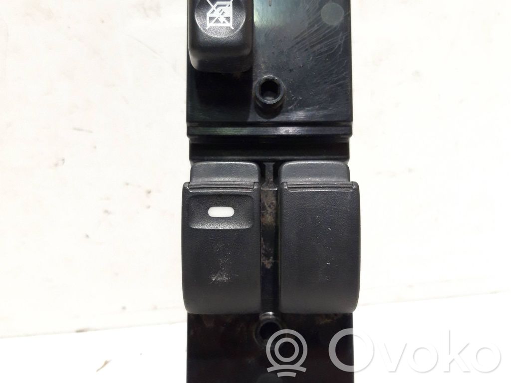 Electric window control switch   MR587477,C8DD351M
