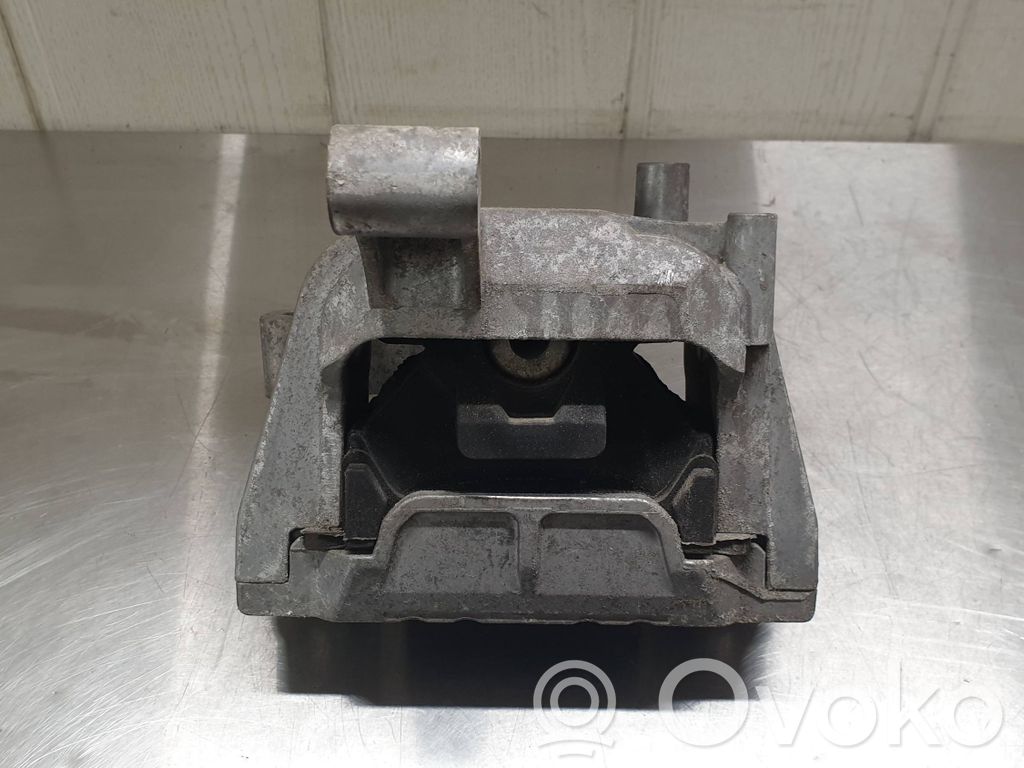 Volkswagen Tiguan Engine mount bracket 
