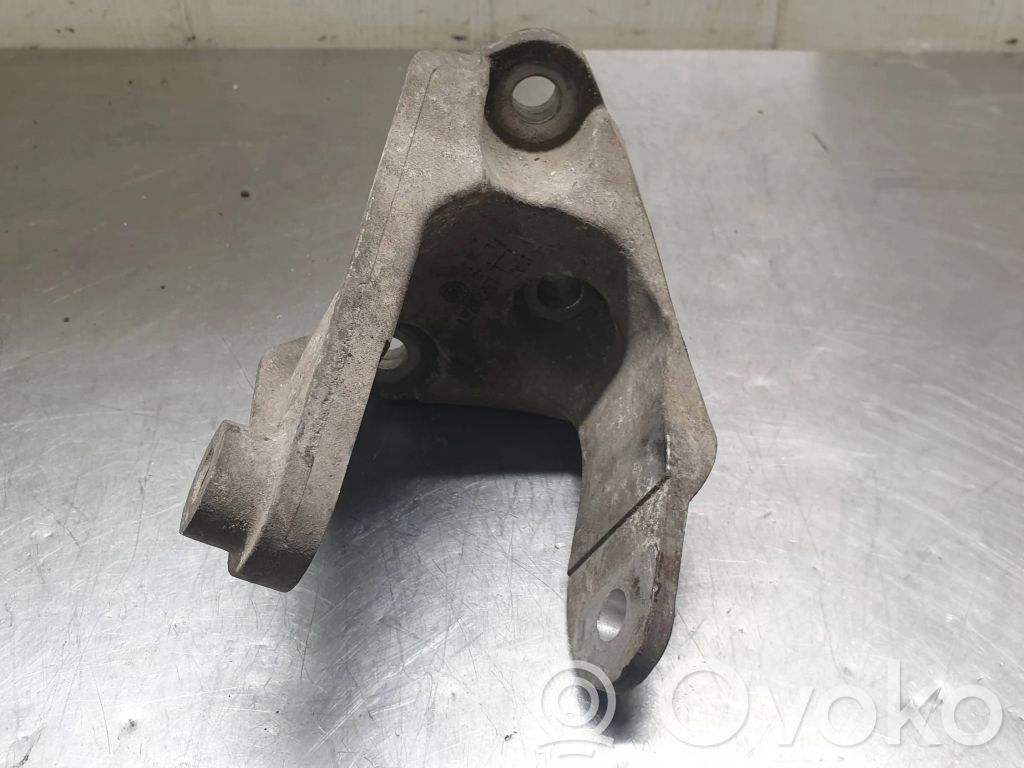 Opel Insignia A Engine mounting bracket 