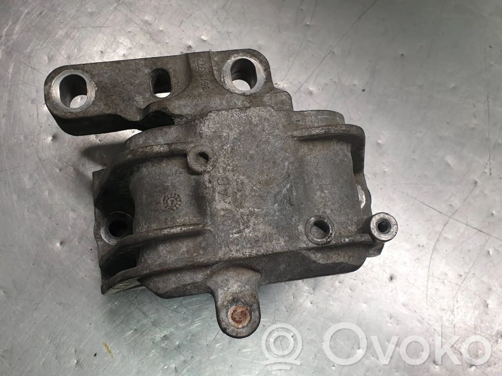 Volkswagen PASSAT B6 Engine mount bracket 