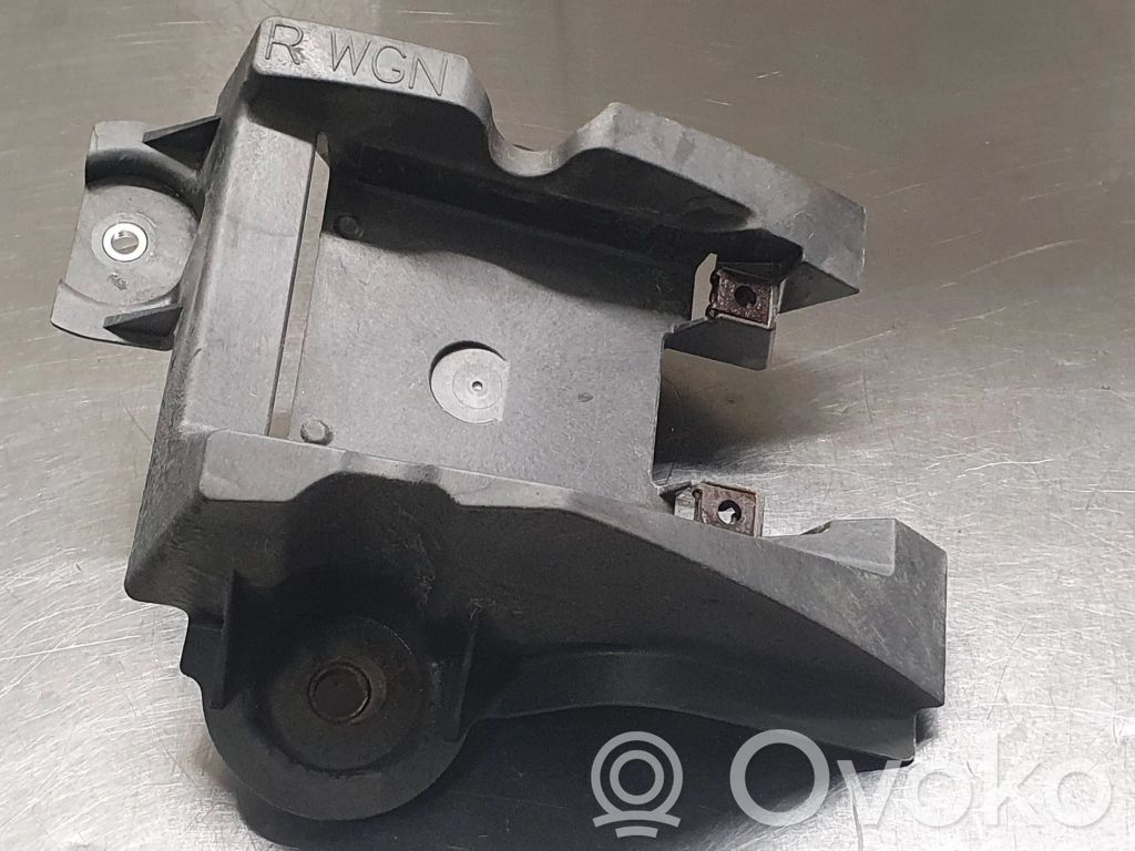 Mazda 6 Soporte de montaje del parachoques trasero 
