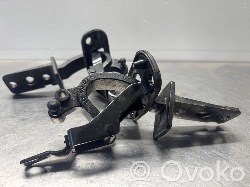 Volvo XC70 Tailgate/trunk/boot hinge 