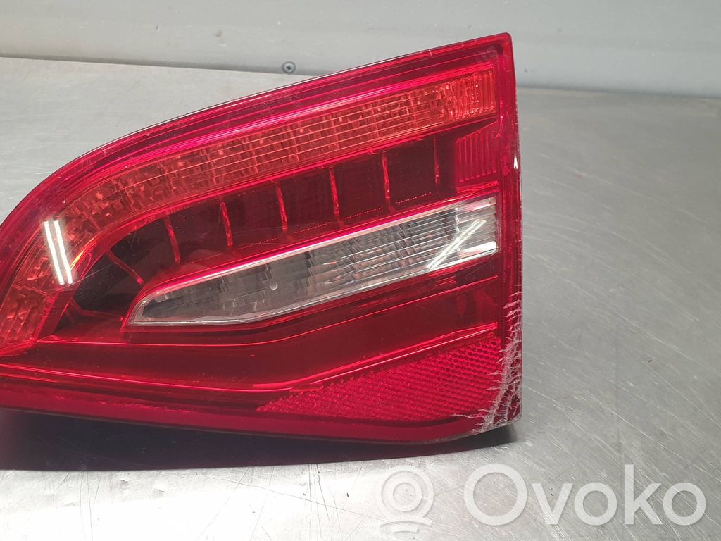 Lampy tylnej klapy bagażnika   8K9945094E