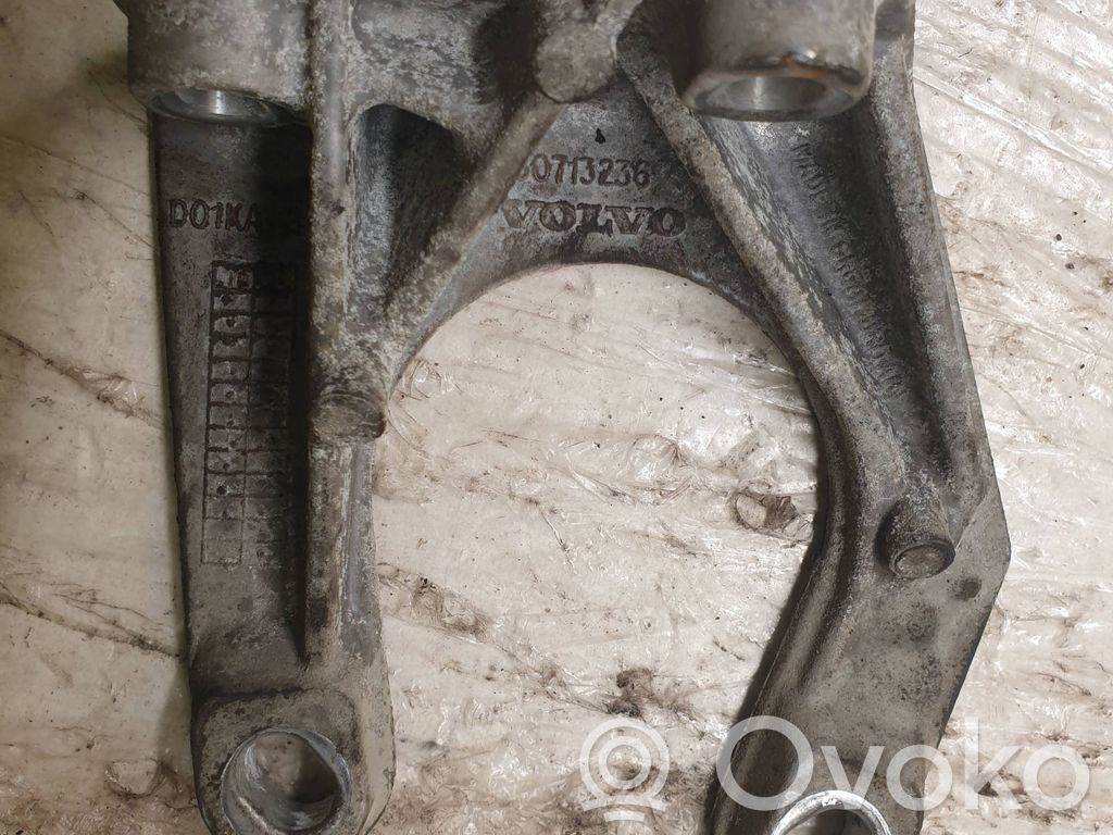 Volvo XC70 Front differential bracket 