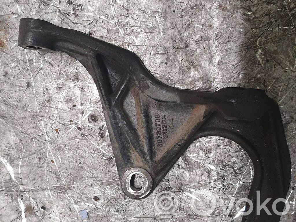 Volvo XC90 Engine mounting bracket 