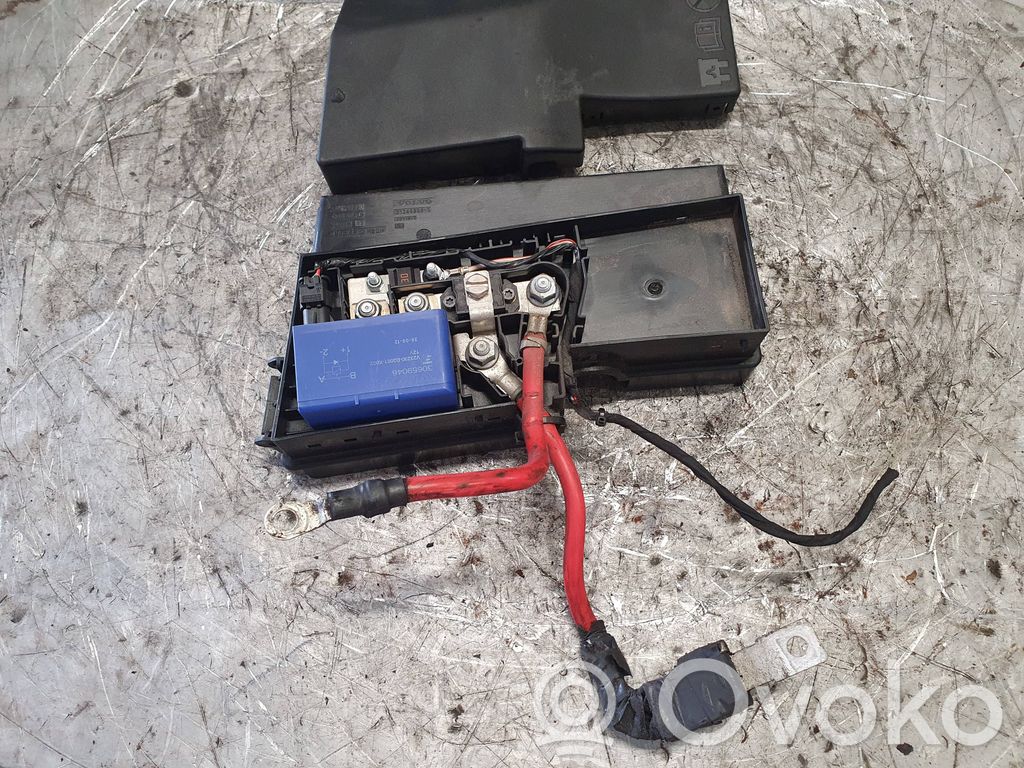 Volvo V40 Fuse box cover 