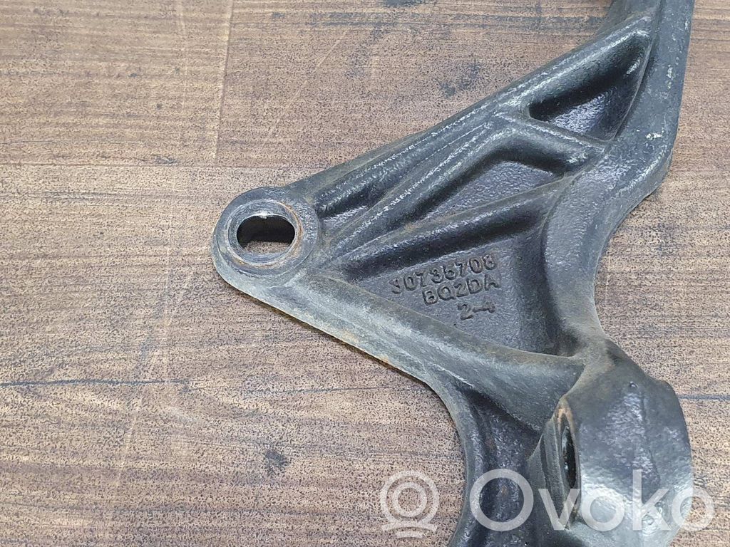 Volvo XC90 Engine mounting bracket 