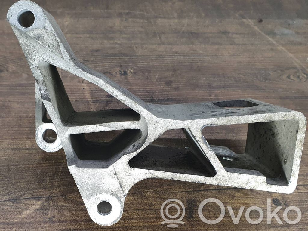 Volvo XC90 Engine mounting bracket 