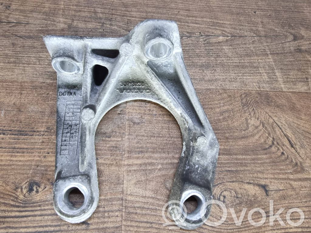 Volvo XC60 Front differential bracket 