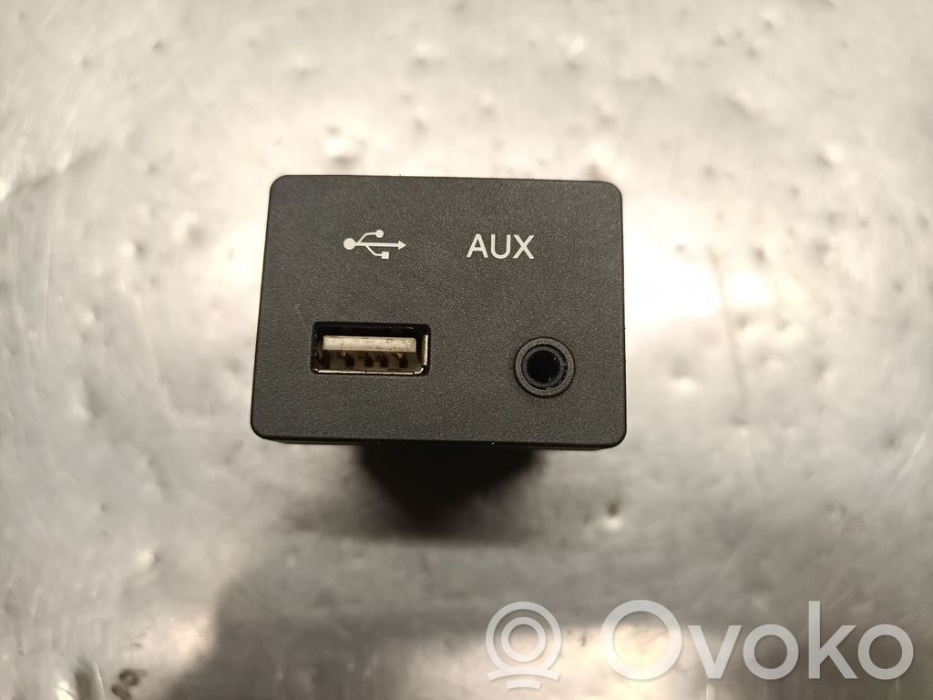 SsangYong Rexton I Enchufe conector entrada auxiliar 