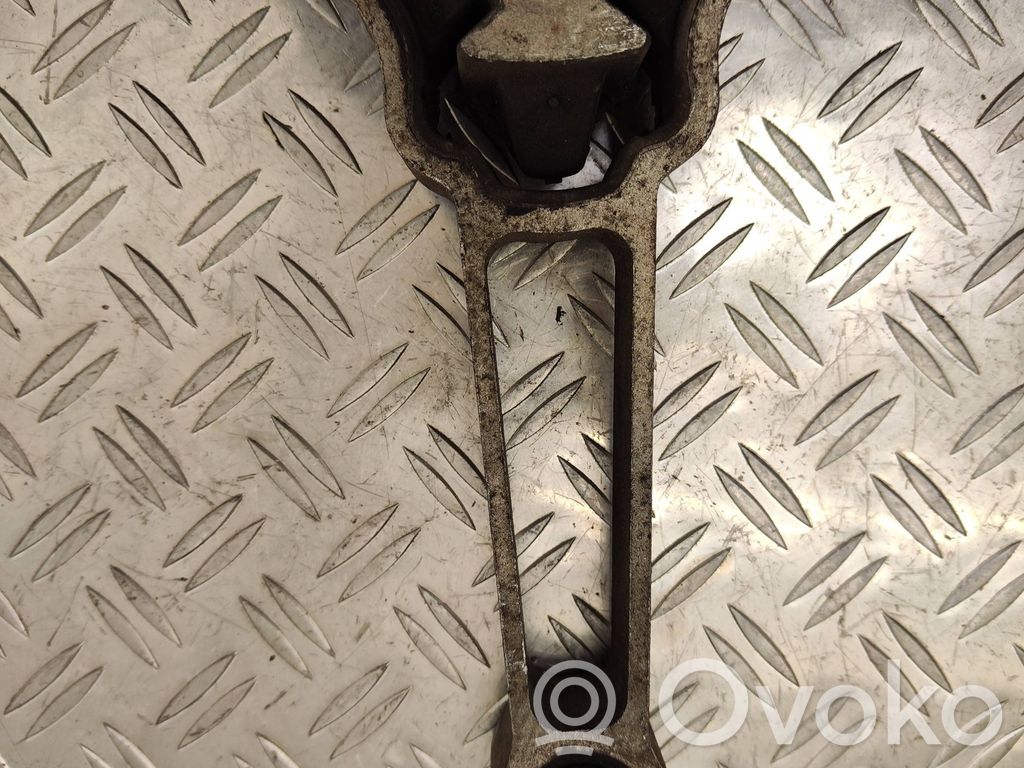 Engine mount bracket   30680474,1376883,1435996,31430441,31670126