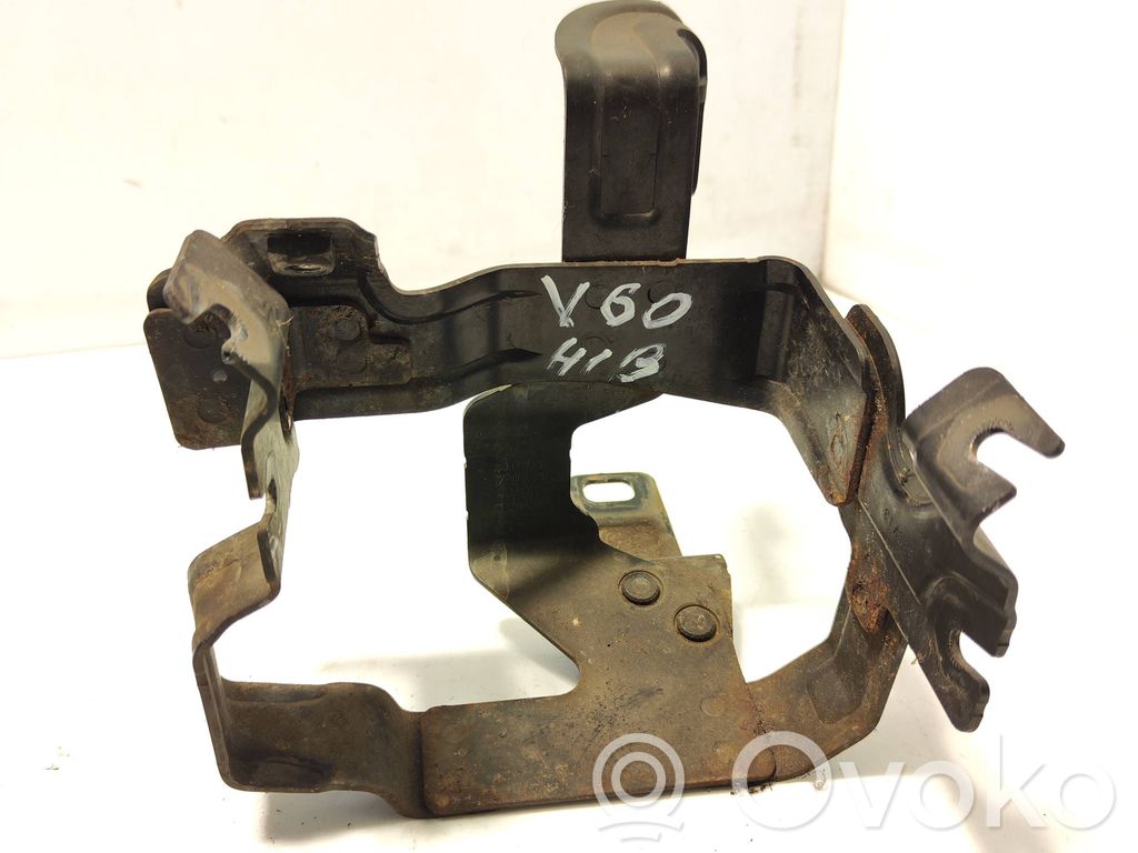 Volvo V60 Power steering pump mounting bracket 