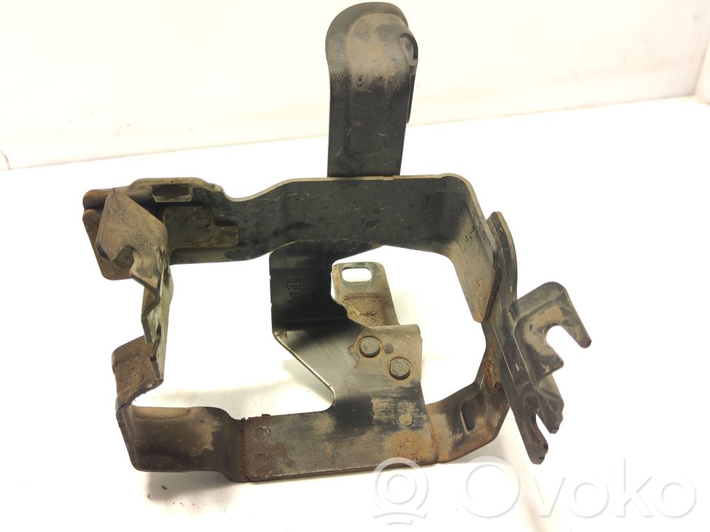Volvo V60 Power steering pump mounting bracket 