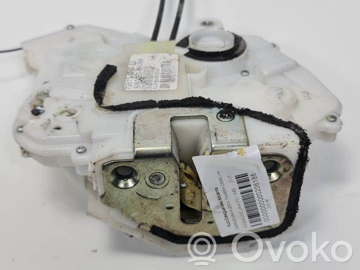 Rear door lock   77611