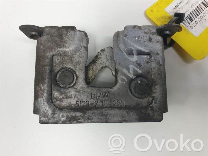 Dzinēja pārsega slēdzene   51237115229