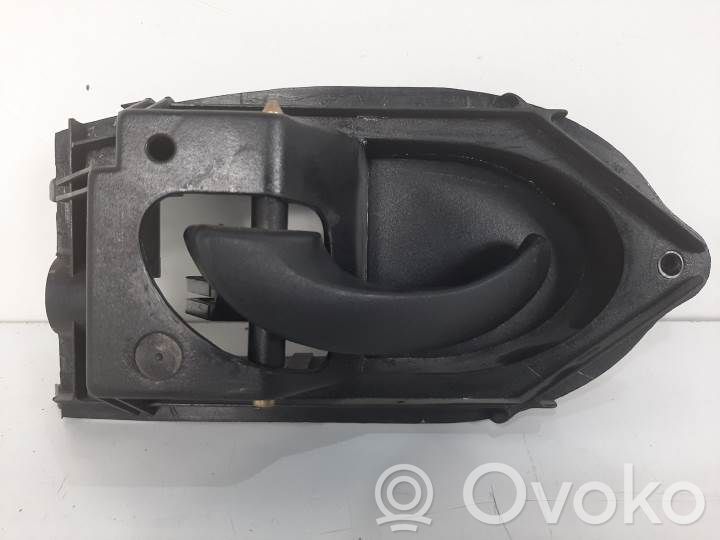 Poignée inférieure de porte avant